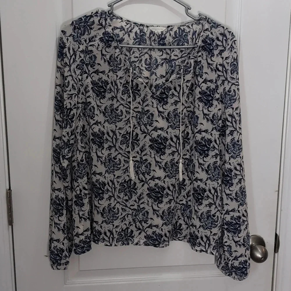 Aeropostale Women's Blue and White Floral Blouse